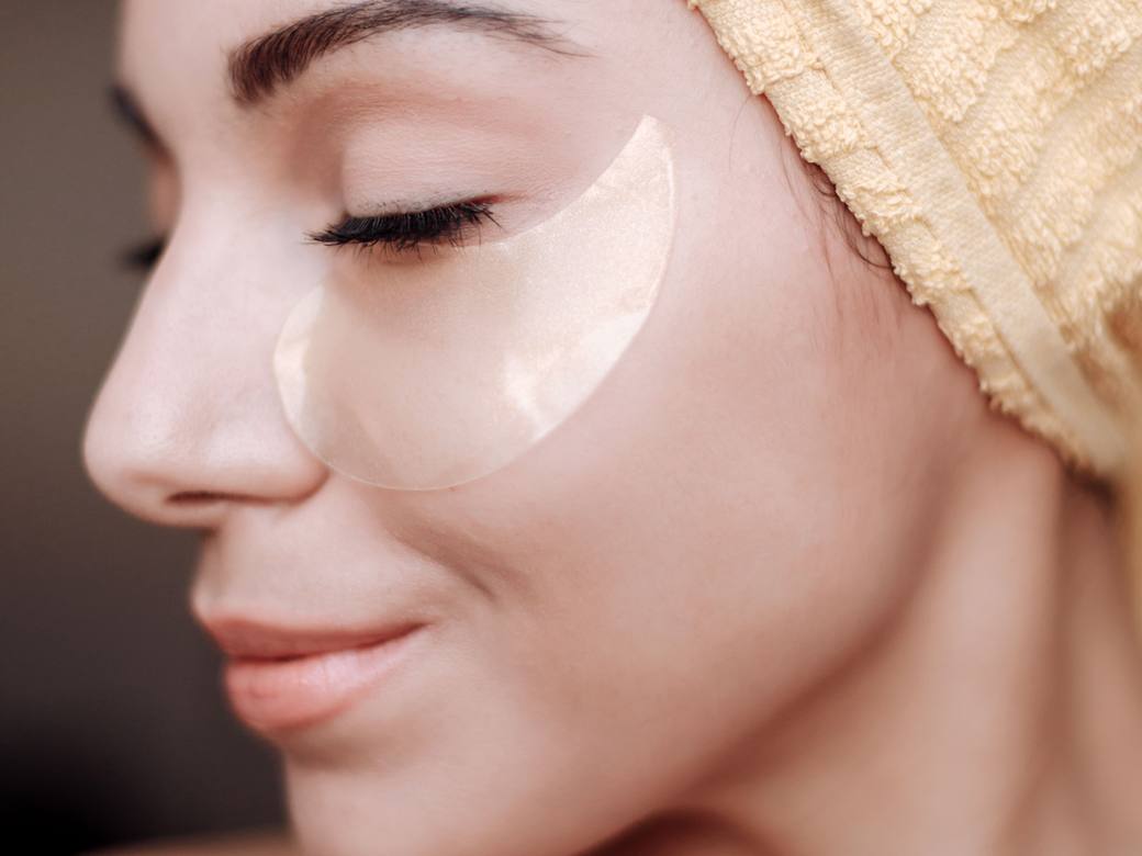 Cuidado facial com mascara para a area dos olhos