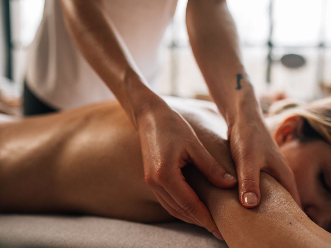 Massagem corporal manual em ambiente de cuidado estetico