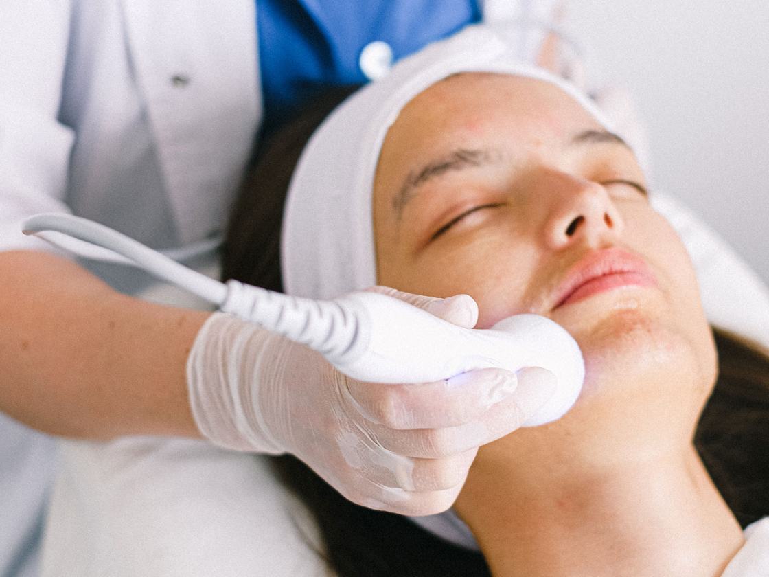Aplicacao facial com aparelho estetico em ambiente clinico